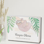 Personalisieren Sie das Datum des Sloth-Kinderzimm Holzkisten Schild<br><div class="desc">Adorable Baby Sloth Holzkastenschild. Diese niedliche Babydekoration besticht durch einen süßen Babyschläger,  der an einem Ast hängt und gerahmt mit grünen Aquarelldschungeln-Blätter ist. Passen Sie dieses Schild mit dem Namen des Babys und dem Geburtsdatum an.</div>
