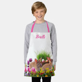 Personalisieren Sie den Ostersonnigen Kindergarten Schürze (Getragen)