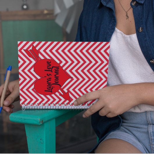 Personalisieren Sie den Zickzack Pfeil im Herzen d Notizbuch