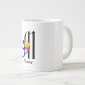 Personalisieren Sie die florale Monogramm M + Name Jumbo-Tasse (Vorderseite Rechts)