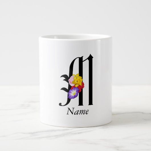 Personalisieren Sie die florale Monogramm M + Name Jumbo-Tasse (Vorderseite)