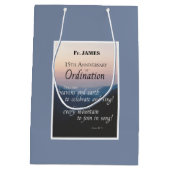 Personalisieren Sie die Glückwunsch der Ordination Mittlere Geschenktüte (Rückseite)