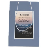 Personalisieren Sie die Glückwunsch der Ordination Mittlere Geschenktüte (Rückseite)