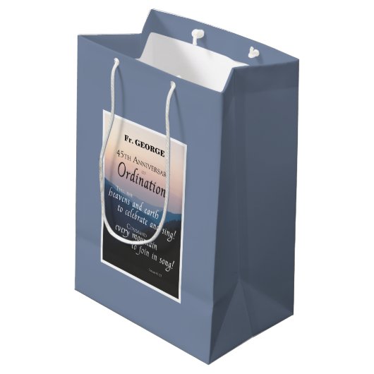 Personalisieren Sie die Glückwunsch der Ordination Mittlere Geschenktüte (Rückseite Schrägansicht)