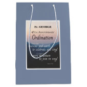 Personalisieren Sie die Glückwunsch der Ordination Mittlere Geschenktüte (Vorderseite)