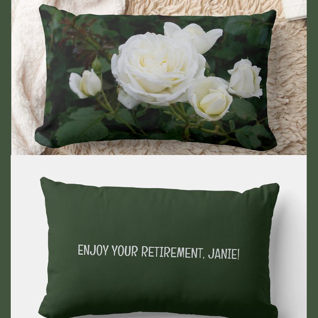 Personalisieren Sie die Rose der Mitarbeiter des R Lendenkissen (Modern, elegant Enjoy Your Retirement personalized name accent pillow. Photo of cream white roses )