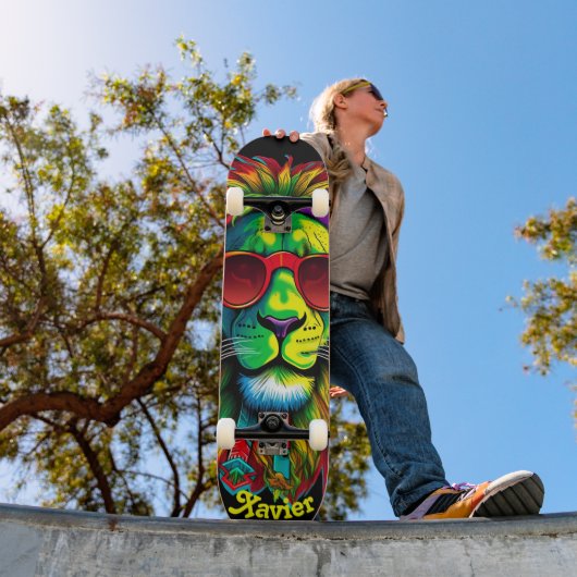 Personalisieren Sie diese trendy Rasta Lion Skateboard (Außen 1)