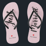 Personalisieren Sie einfach verheiratete Flip Flop Badesandalen<br><div class="desc">Diese zauberhaften,  blassfarbenen Flip-Flops mit "Just Married" in schwarzem Schrift und dem personalisierten Namen in schwarzem Button mit rotem Herz</div>