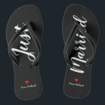 Personalisieren Sie einfach verheiratete Flip Flop Badesandalen<br><div class="desc">Diese zauberhaften schwarzen Flip Flops sind mit "Just Married" und Ihrem personalisierten Namen in weißem Druck mit rotem Herzen versehen</div>