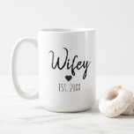 Personalisieren Sie Minimalistische Einfache Ehefr Kaffeetasse<br><div class="desc">Lass deiner Freundin jeden Morgen gleich mit einer Tasse Kaffee aus der Tasse, die du ihr gekauft hast, die als Erinnerung deiner Liebe für sie dienen wird. Diese Tasse enthält ein modernes minimalistisches und einfaches Kalligraphieskript mit der Überschrift "Wifey" und einem herzgrafischen Kunstwerk, und das Jahr, in dem sie zur...</div>