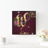 Personalisieren Sie Monogram W Wall Clock Quadratische Wanduhr (Zuhause)