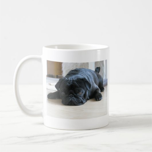 Personalisieren Sie niedlichen schwarzen Mops Welp Kaffeetasse (Links)