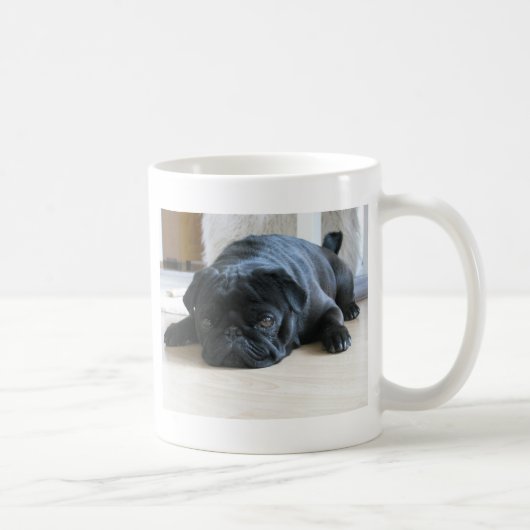 Personalisieren Sie niedlichen schwarzen Mops Welp Kaffeetasse (Rechts)