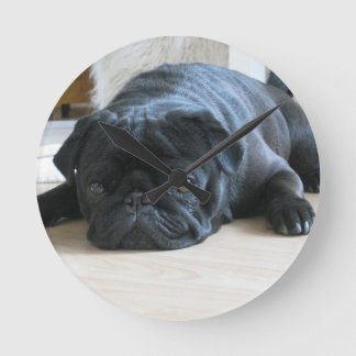 Personalisieren Sie niedlichen schwarzen Mops Welp Runde Wanduhr