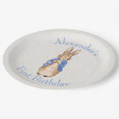 Personalisieren Sie Peter das Kaninchen beige Lein Pappteller (Schrägansicht)