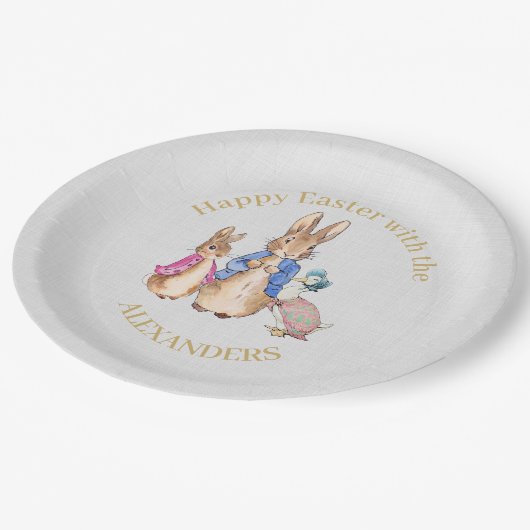 Personalisieren Sie Peter das Kaninchen glückliche Pappteller (Schrägansicht)
