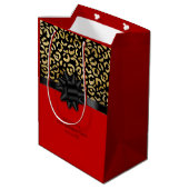 Personalisieren Sie Red Black Gold Leopard Print G Mittlere Geschenktüte (Rückseite Schrägansicht)