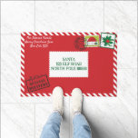 Personalisieren Sie Red Santa Letter Christmas Fußmatte<br><div class="desc">Dieses personalize Weihnachts-Doormat ist ein Weihnachtsbrief, den Sie mit Ihrem Familiennamen in der Rücksendeadresse personalisieren können, und Sie können Ihre eigene Weihnachtsadresse oder Frohe Weihnachtsbotschaft im Adressbereich machen. Dieses Design ist ein fett roter Umschlag mit Kerzengestreiften Kanten, zwei Weihnachtsmailing-Briefmarke und Postmarken. Ein super niedliches Weihnachtsfest zum Feiern der Weihnachtszeit mit...</div>