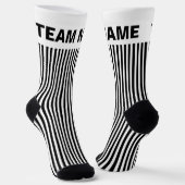 Personalisieren Sie TEAM NAME Schwarz-weiß Stripes Socken (Gewinkelt)