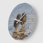 Personalisieren Sie zwei Küken von Limpkin Große Wanduhr (Winkel)