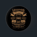 Personalisiert 40 Vintages Party Button<br><div class="desc">Machen Sie Ihren Geburtstag mit diesem einzigartigen Design zu einem besonderen Erlebnis. Fügen Sie Ihrer Geburtstagsfeier eine Touch eleganter Eleganz hinzu mit unseren exquisiten, einzigartigen Designs. Diese Grafiken verleihen jedem Produkt Raffinesse und Originalität und schaffen so ein unvergessliches und stilvolles Geschenk. Sie sind perfekt für diejenigen, die eine Touch zeitlosen...</div>