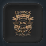 Personalisiert 40 Vintages Party Pappteller<br><div class="desc">Machen Sie Ihren Geburtstag mit diesem einzigartigen Design zu einem besonderen Erlebnis. Fügen Sie Ihrer Geburtstagsfeier eine Touch eleganter Eleganz hinzu mit unseren exquisiten, einzigartigen Designs. Diese Grafiken verleihen jedem Produkt Raffinesse und Originalität und schaffen so ein unvergessliches und stilvolles Geschenk. Sie sind perfekt für diejenigen, die eine Touch zeitlosen...</div>