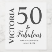Personalisiert "50 & Fabulous" Grau Moderner Text Weinetikett (Einzelnes Label)