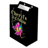 Personalisiert 50. GEBURTSTAG HÖHLEN PINK Mittlere Geschenktüte (Rückseite Schrägansicht)