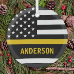 Personalisiert 911 Dispatcher Thin Gold Line USAFl Ornament Aus Glas<br><div class="desc">Dünne Gold Line Ornament für 911 Dispatcher und Polizeidienstmitarbeiter. Personalisieren Sie dieses Dispatcher-Ornament mit Namen und Jahr. Dieses personalisierte Dispatcher Geschenk ist perfekt für polizeiliche Dispatcher Wertschätzung, 911 Dispatcher Dankeschön Geschenke, Dispatcher Ruhestand Geschenke oder Gastgeschenke. Bestellen Sie diese Dispatcher Weihnachtsschmuck Großhandel für die Polizei oder Feuerwehr. COPYRIGHT © 2020 Judy...</div>