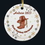 Personalisiert Baby Cowboy First Christmas Keramik Ornament<br><div class="desc">Personalisiert Cowboy First Christmas Ornament, Cowgirl's First Christmas, Baby First Christmas, Custom Retro Western Weihnachtsschmuck. Ja, es ist das erste Weihnachtsfest des Babys auf der Ranch! Feiern Sie mit unserem Personalisierten Cowboy First Christmas Ornament die Einführung Ihres kleinen Cowpokes in die Weihnachtszeit. Diese maßgeschneiderten Weihnachtsschmuck können das perfekte Erbe für...</div>