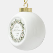 Personalisiert Baby First Christmas Forest Wreath Keramik Kugel-Ornament (Rechts)