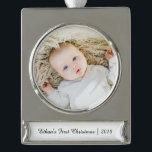 Personalisiert Babyname Foto Erste Weihnachtsfeier Banner-Ornament Silber<br><div class="desc">Personalisiertes Baby Name Foto Erste Weihnachtssilber Platin Banner Ornament Kann vollständig auf Anzug Ihre Bedürfnisse angepasst werden. © Gorjo Designs. Made for you via Zazzle Plattform. // Benötigen Sie Hilfe bei der Anpassung Ihres Designs? Andere Ideen got? Kontaktieren Sie mich (Zoe) direkt über den unten stehenden Kontaktknopf.</div>