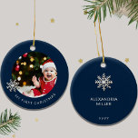 Personalisiert Baby's First Christmas Ornament<br><div class="desc">Feiern Sie Ihren Debüt-Urlaub mit unserem Personalisierten Baby's First Christmas Ornament. Dieses Ornament wurde für Ihre einzigartige Touch entworfen und bietet einen bezaubernden gerahmten Platz für ein wertvolles Foto Ihres Kindes. "Mein erstes Weihnachten" wird elegant in serifenlosem Schriftart unter dem Foto gezeigt und strahlt Wärme und Freude aus. Die Rückseite...</div>