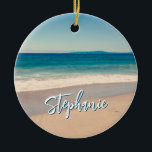 Personalisiert Beach Foto Blue Landschaftlich Keramik Ornament<br><div class="desc">Ein schönes Vintages Foto eines Strandes in Kalifornien,  um die Keramik Weihnachtsschmuck. Passen Sie Ihren Namen an,  um Ihr eigenes personalisiertes Geschenk zu kreieren. Für kürzere Namen gibt es viel Platz,  um den Schriftart zu vergrößern. Es gibt viele schöne,  moderne Kalligraphie-Schriftzeichen zur Auswahl.</div>