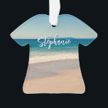 Personalisiert Beach Foto Blue Landschaftlich Ornament<br><div class="desc">Ein schönes Vintages Foto eines Strandes in Kalifornien T-Shirt geformt Acryl Weihnachtsschmuck. Passen Sie Ihren Namen an,  um Ihr eigenes personalisiertes Geschenk zu kreieren. Für kürzere Namen gibt es viel Platz,  um den Schriftart zu vergrößern. Es gibt viele schöne,  moderne Kalligraphie-Schriftzeichen zur Auswahl.</div>