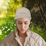 personalisiert bestickte baseballkappe<br><div class="desc">Elegante Script-Schriftart - hellrosa und weich rosa personalisiert bestickte Hut . Einfach zu personalisieren jetzt mit ihrem Monogramm und Namen . Aus dem Geschäft von Lumirala</div>