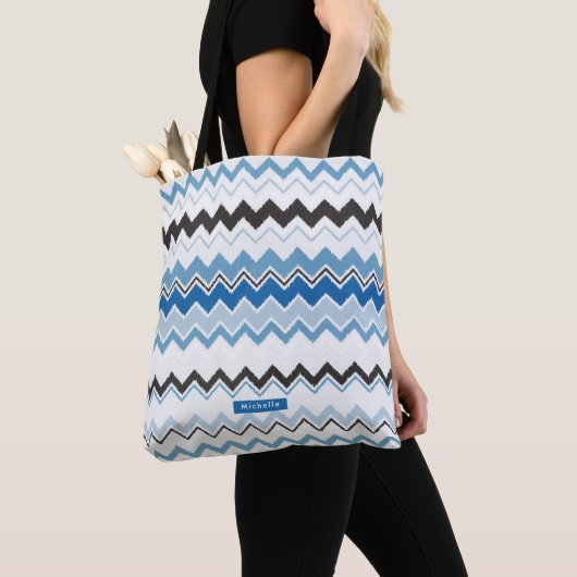 Personalisiert-blaues Ikat Zickzack Pattern Brides Tasche (Von Nahem)