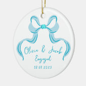 Personalisiert Blue Coquette Bow Verlobt Keramik Ornament (Links)