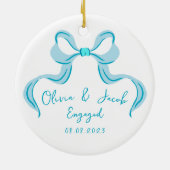 Personalisiert Blue Coquette Bow Verlobt Keramik Ornament (Hinten)