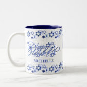 Personalisiert Blue Happy Hanukkah Star Wirbel Zweifarbige Tasse (Links)