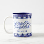 Personalisiert Blue Happy Hanukkah Star Zweifarbige Tasse<br><div class="desc">Feiern Sie diesen Urlaub mit dieser personalisierten Happy Hanukkah Tasse in hell und dunkelblau. Diese Tasse zeigt Striped und Star of David Grenze,  Textbild "Happy Hanukkah",  Ihren Namen und blauen Menorah auf der Seite. Ein tolles Geschenk für den Urlaub! Einfach zu personalisieren mit benutzerdefinierten Optionen.</div>