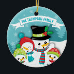 Personalisiert Blue Snowman Keramik Ornament<br><div class="desc">Personalisiert Blue Snowman Familie Weihnachten Keramik Ornament. Gutes Geschenk für eine Familie mit 4 Personen. Fügen Sie Familienname und das Jahr hinzu.</div>
