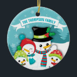 Personalisiert Blue Snowman Keramik Ornament<br><div class="desc">Personalisiert Blue Snowman Familie Weihnachten Keramik Ornament. Gutes Geschenk für eine Familie mit 4 Personen. Fügen Sie Familienname und das Jahr hinzu.</div>