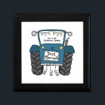 Personalisiert Blue Tractor Country Wedding Erinnerungskiste<br><div class="desc">Ein Traktor Land Hochzeitsgeschenk,  das personalisiert werden kann. Wenn Sie die Größe oder den Schriftart ändern möchten,  klicken Sie bitte auf die Schaltfläche Bearbeiten,  um weitere Anpassungen vorzunehmen. Die Bundung im Traktor ist in einer subtilen Creme und weiß.</div>