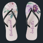 Personalisiert blühende botanische lila Bräute Badesandalen<br><div class="desc">Botanische Blumen und Pflanzen in Weiß,  Pfirsich und lila,  elegant und romantisch,  große personalisierte Brautjunggeschenke</div>