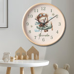 Personalisiert Boho Green Teddy Bear Uhr<br><div class="desc">Fügen Sie Ihrem Kinderzimmer eine Touch Charme und Launen mit unserer Personalisierten Boho Green Teddy Bärenuhr hinzu! Diese bezaubernde Uhr besticht durch ein reizvolles Teddybär-Design in einer sanften grünen Farbpalette, die sich perfekt für ein gemütliches und einladendes Ambiente in jedem Kinderzimmer- oder Kinderzimmer eignet. Personalisieren Sie es mit dem Namen...</div>