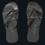 Personalisiert Bride Black Gold Agate Wedding Badesandalen<br><div class="desc">Ein schwarzes Aquarelldesign mit vergoldeten Imitaten Glitzer schmückt den vorderen Teil dieser Flip Flops. Persönlich gestalten Sie sie mit elegantem,  goldfarbenem Handschrift-Skript auf schwarzem Hintergrund für die Braut oder jedes andere Mitglied der Hochzeitsfeier. Ideal für einen Junggeselinnen-Abschied,  ein Brautparty oder eine Hochzeit am Strand.</div>