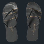 Personalisiert Bride Black Gold Agate Wedding Badesandalen<br><div class="desc">Ein schwarzes Aquarelldesign mit vergoldeten Imitaten Glitzer schmückt den vorderen Teil dieser Flip Flops. Persönlich gestalten Sie sie mit elegantem,  goldfarbenem Handschrift-Skript auf schwarzem Hintergrund für die Braut oder jedes andere Mitglied der Hochzeitsfeier. Ideal für einen Junggeselinnen-Abschied,  ein Brautparty oder eine Hochzeit am Strand.</div>