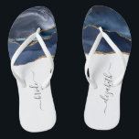 Personalisiert Bride Blue Gold Agate Wedding Badesandalen<br><div class="desc">Ein marineblaues Aquarelldesign mit vergoldeten Imitaten Glitzer schmückt den vorderen Teil dieser Flip Flops. Personalisieren Sie sie mit elegantem handgeschriebenen handgeschriebenen Holzkohle auf weißem Hintergrund für die Braut oder jedes andere Mitglied der Hochzeitsfeier. Ideal für einen Junggeselinnen-Abschied,  ein Brautparty oder eine Hochzeit am Strand.</div>