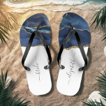 Personalisiert Bride Blue Gold Agate Wedding Badesandalen<br><div class="desc">Ein marineblaues Aquarelldesign mit vergoldeten Imitaten Glitzer schmückt den vorderen Teil dieser Flip Flops. Personalisieren Sie sie mit elegantem handgeschriebenen handgeschriebenen Holzkohle auf weißem Hintergrund für die Braut oder jedes andere Mitglied der Hochzeitsfeier. Ideal für einen Junggeselinnen-Abschied,  ein Brautparty oder eine Hochzeit am Strand.</div>